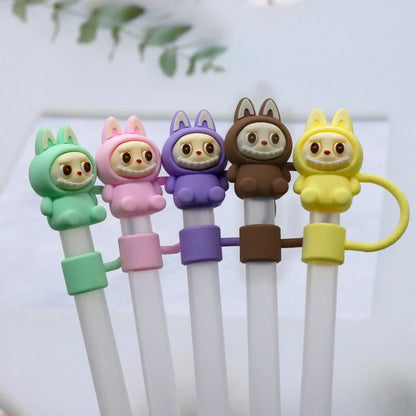 Protetor de Canudo Quencher - Labubu em diversas cores sobre fundo branco