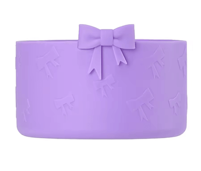 Protetor de Silicone - Laços roxo para proteção de garrafas térmicas, destacando resistência a amassados e design elegante.