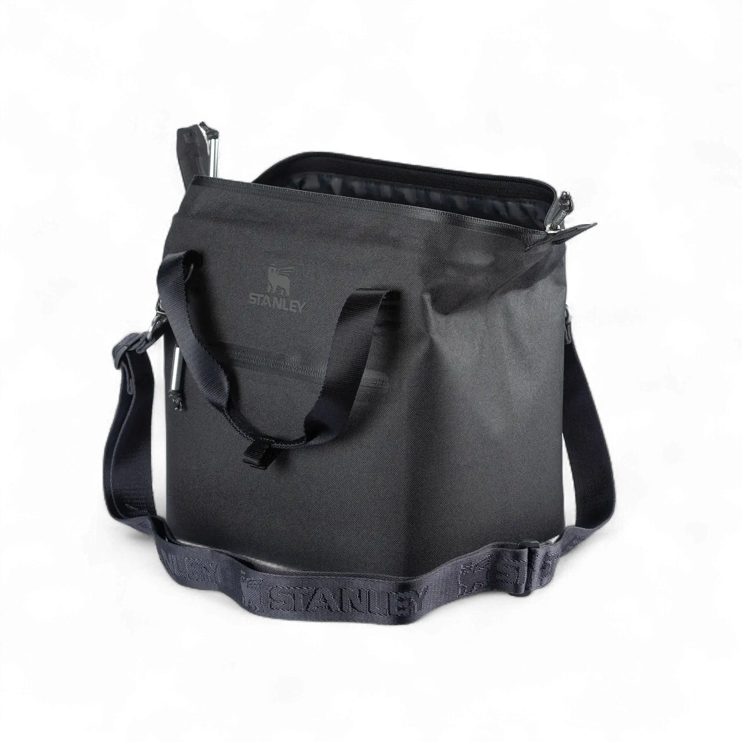 Lancheira Térmica Julienne Stanley | 7L em preto, design moderno para manter alimentos frescos por até 12 horas com gelo.