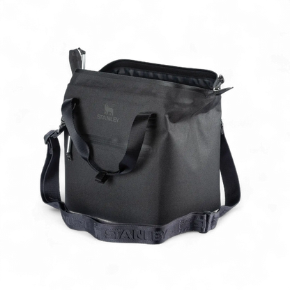 Lancheira Térmica Julienne Stanley | 7L em preto, design moderno para manter alimentos frescos por até 12 horas com gelo.