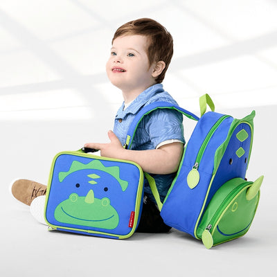 Lancheira Térmica Infantil Clássica Skip Hop Dino, em uso por uma pessoa