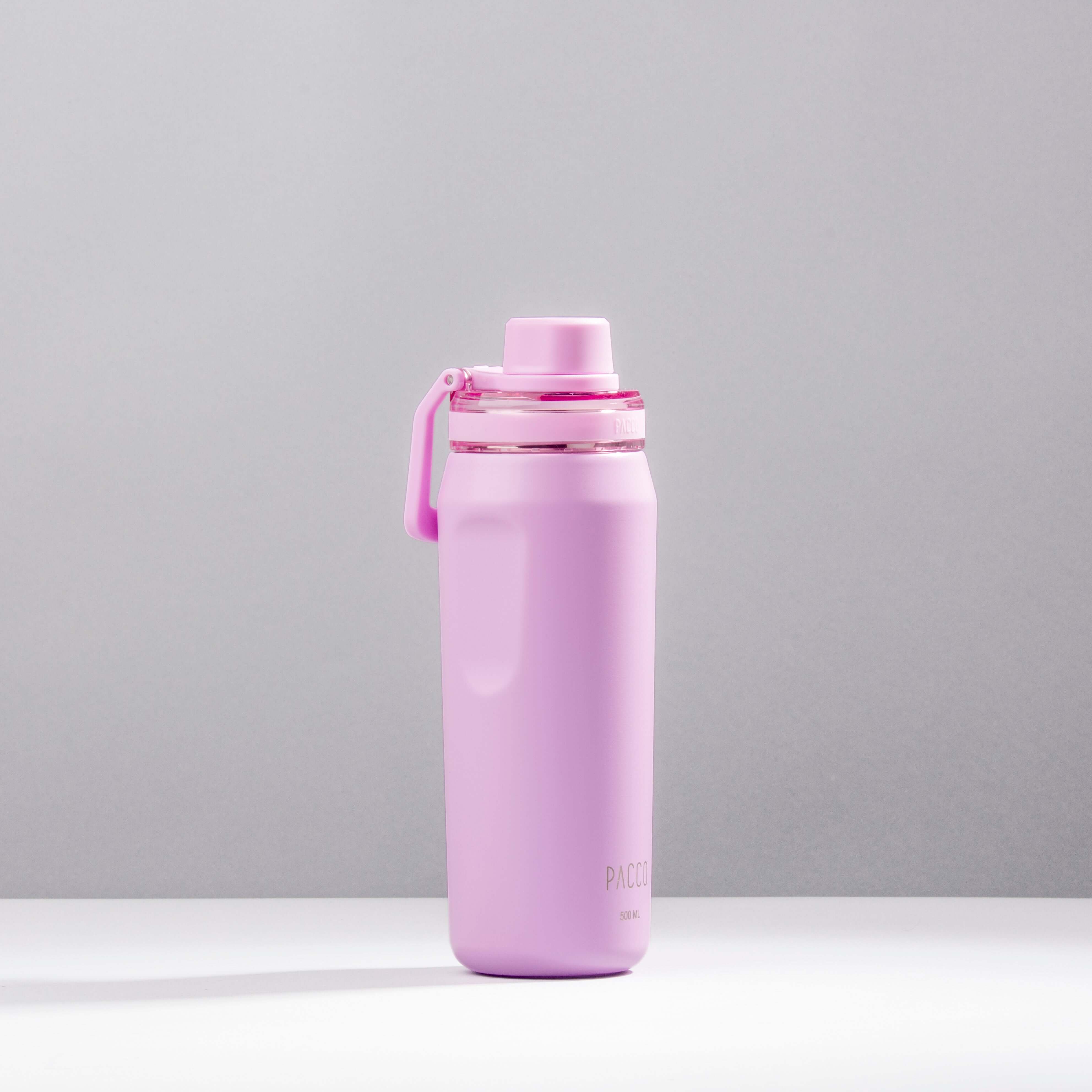 Garrafa Térmica PACCO Vyta 500ml rosa em superfície clara, feita de aço inox 18/10, conserva bebidas quentes e frias por longos períodos.