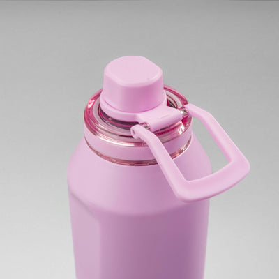 Garrafa Térmica PACCO Vyta 1200ml rosa, detalhe da tampa com alça para facilitar o transporte, ideal para manter bebidas frias ou quentes.