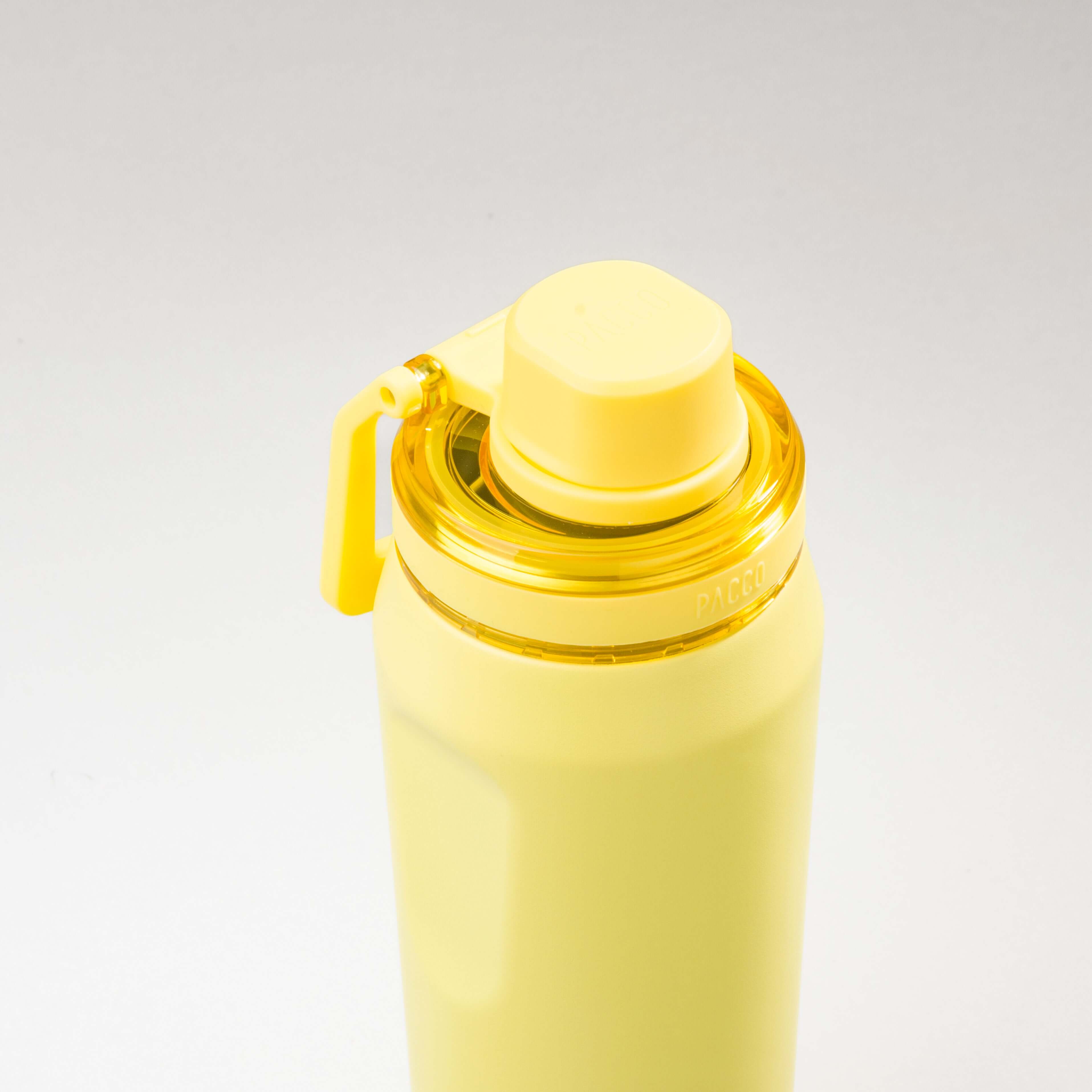 Close-up da Garrafa Térmica PACCO Vyta 500ml amarela com isolamento a vácuo, design sofisticado e tampa prática.