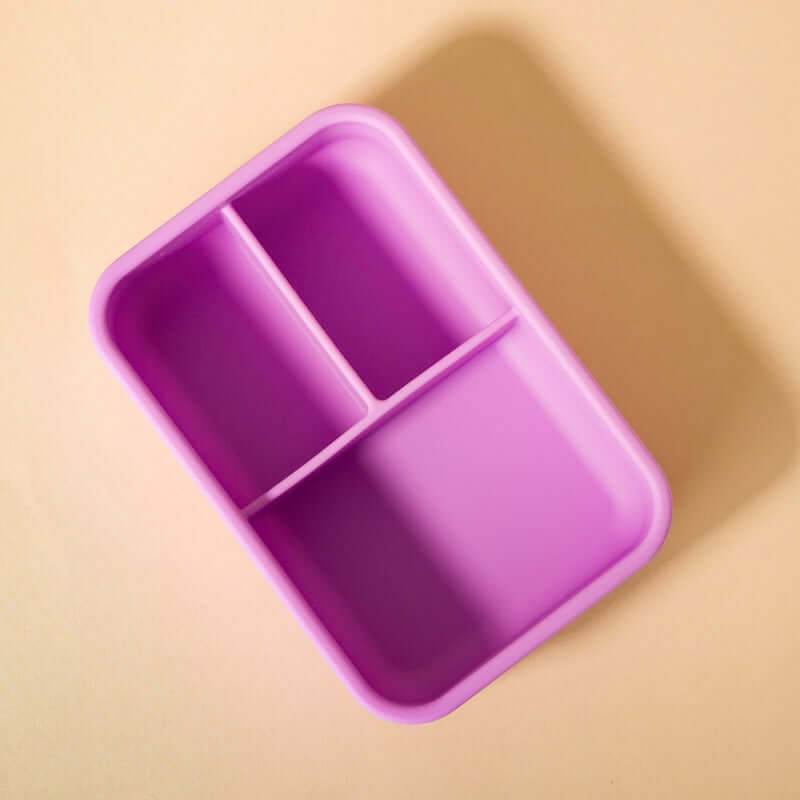 Lunch Box em Silicone - PACCO roxa com divisórias internas em superfície neutra.