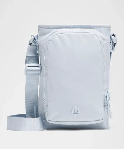 Bolsa para Garrafa Térmica - Cross Bottle Lululemon com design compacto e funcional para transporte seguro de garrafas e itens essenciais.