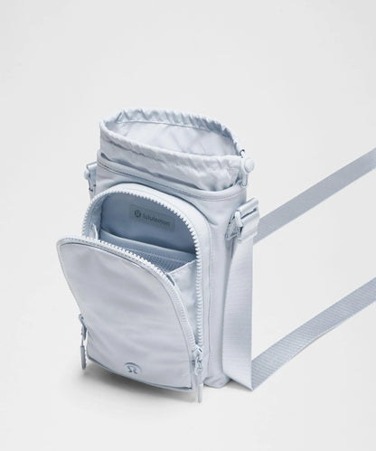 Bolsa para Garrafa Térmica - Cross Bottle Lululemon em design compacto, mostrando compartimentos para garrafa e pequenos itens.