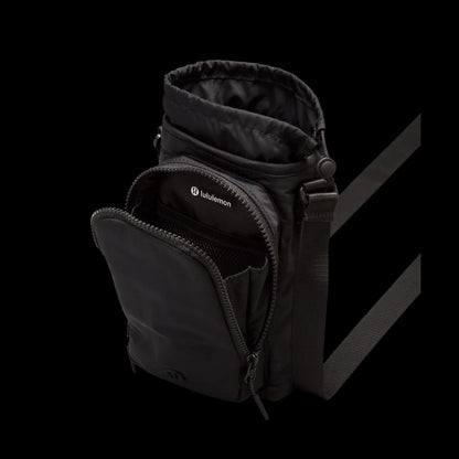 Bolsa para Garrafa Térmica - Cross Bottle Lululemon preta compacta e funcional para garrafas de até 1,2L, com bolsos extras.