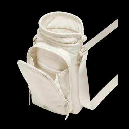 Bolsa para Garrafa Térmica - Cross Bottle Lululemon, leve e funcional, ideal para transporte de garrafas durante atividades diárias.