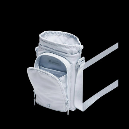 Bolsa para Garrafa Térmica - Cross Bottle Lululemon branca compacta e funcional, ideal para uso diário e atividades esportivas.