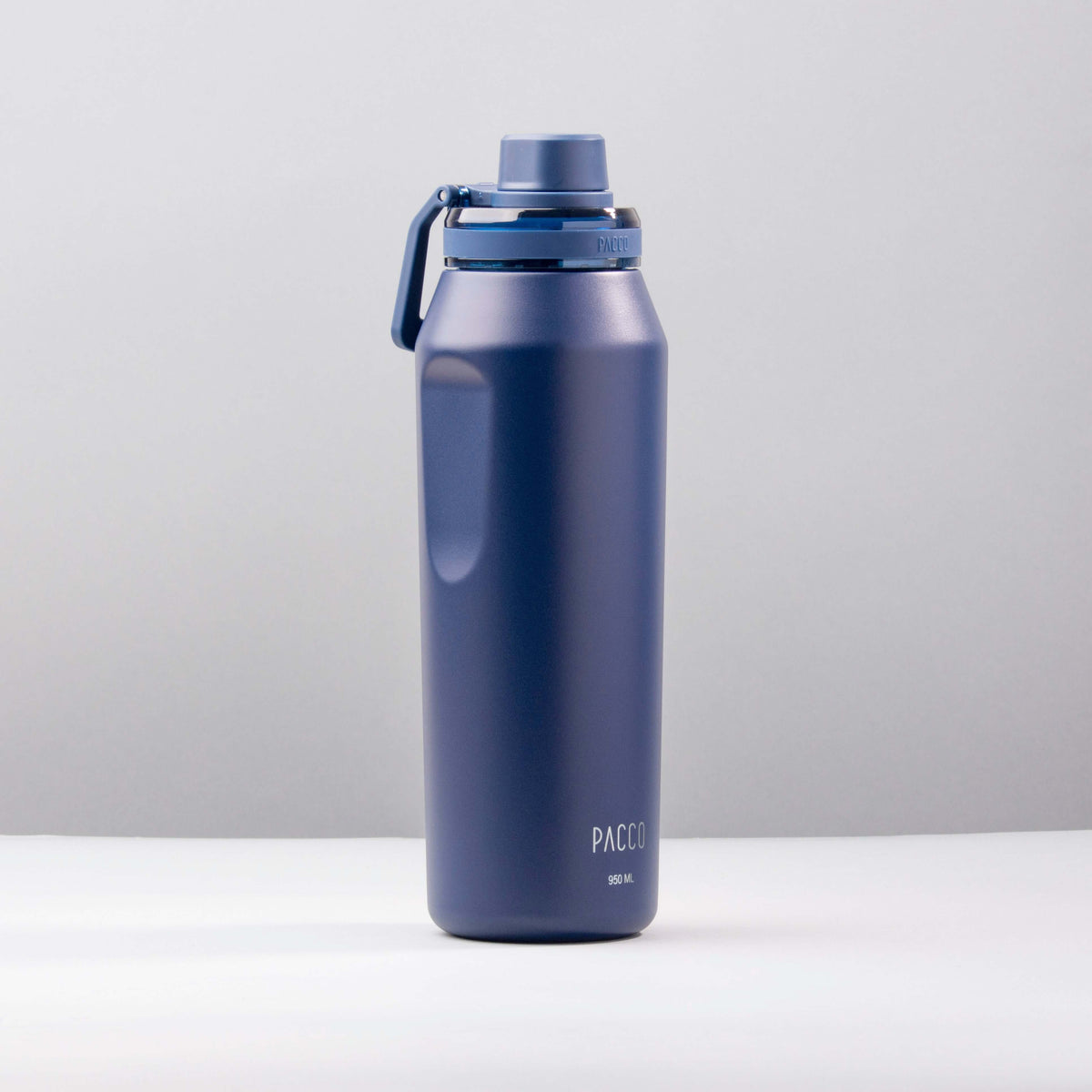 Garrafa Térmica PACCO Vyta 950ml, garrafa azul com corpo em aço inoxidável para conservação térmica de bebidas frias e quentes.