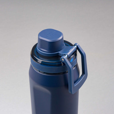Garrafa Térmica PACCO Vyta 650ml azul com tampa e alça, destacando design elegante e alta durabilidade em aço inoxidável.