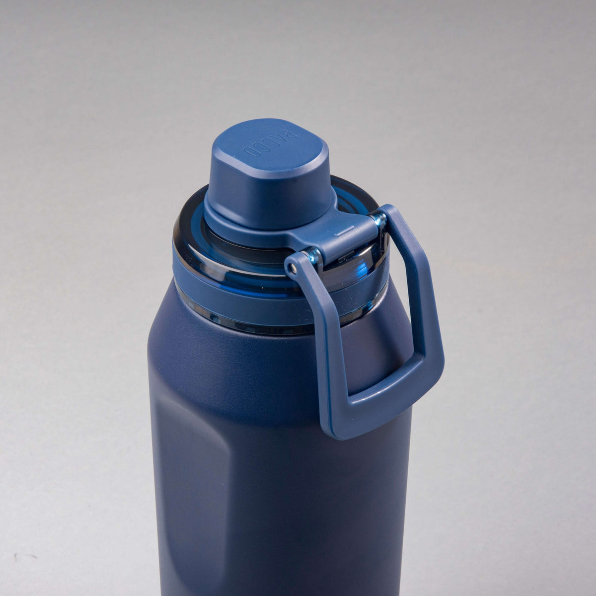 Garrafa Térmica PACCO Vyta 950ml azul com design sofisticado e durável, corpo em aço inox com tampa resistente e alça prática.