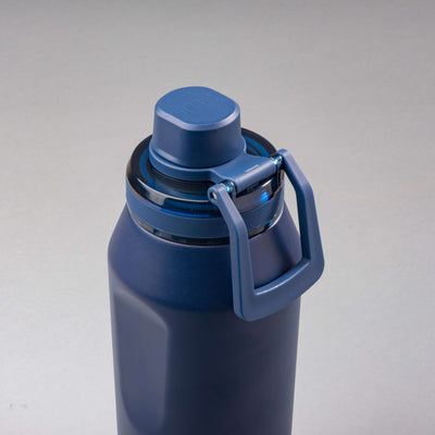 Garrafa Térmica PACCO Vyta 950ml azul com design sofisticado e durável, corpo em aço inox com tampa resistente e alça prática.