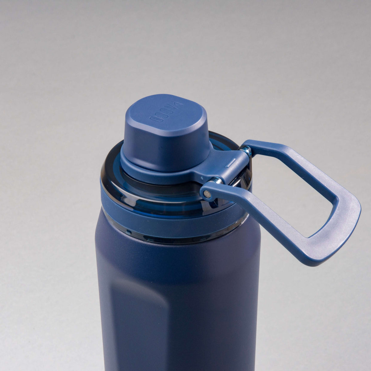 Close-up da Garrafa Térmica PACCO Vyta 650ml azul com design sofisticado e tampa prática para conservação térmica.