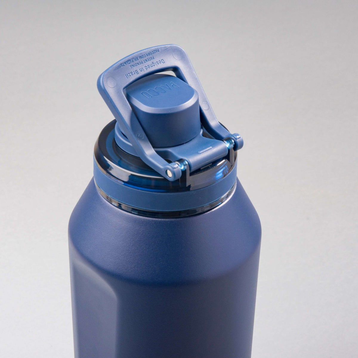 Garrafa Térmica PACCO Vyta 1200ml em aço inoxidável azul com tampa inovadora, ideal para manter bebidas na temperatura certa por mais tempo.