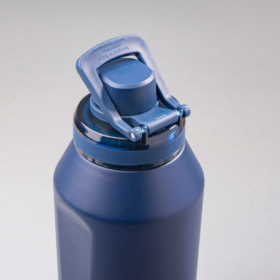 Garrafa Térmica PACCO Vyta 1200ml em aço inoxidável azul com tampa inovadora, ideal para manter bebidas na temperatura certa por mais tempo.