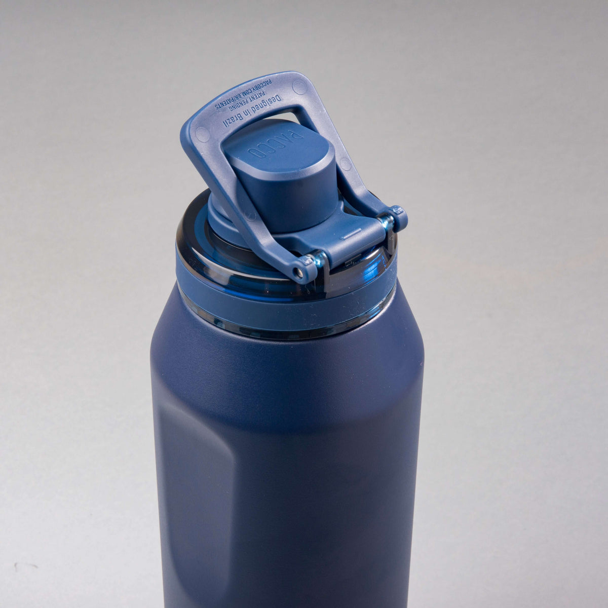 Garrafa Térmica PACCO Vyta 950ml azul com tampa segura e resistente, ideal para manter bebidas quentes por 12h ou frias por 24h.