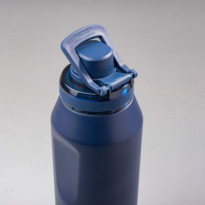 Garrafa Térmica PACCO Vyta 950ml azul com tampa segura e resistente, ideal para manter bebidas quentes por 12h ou frias por 24h.