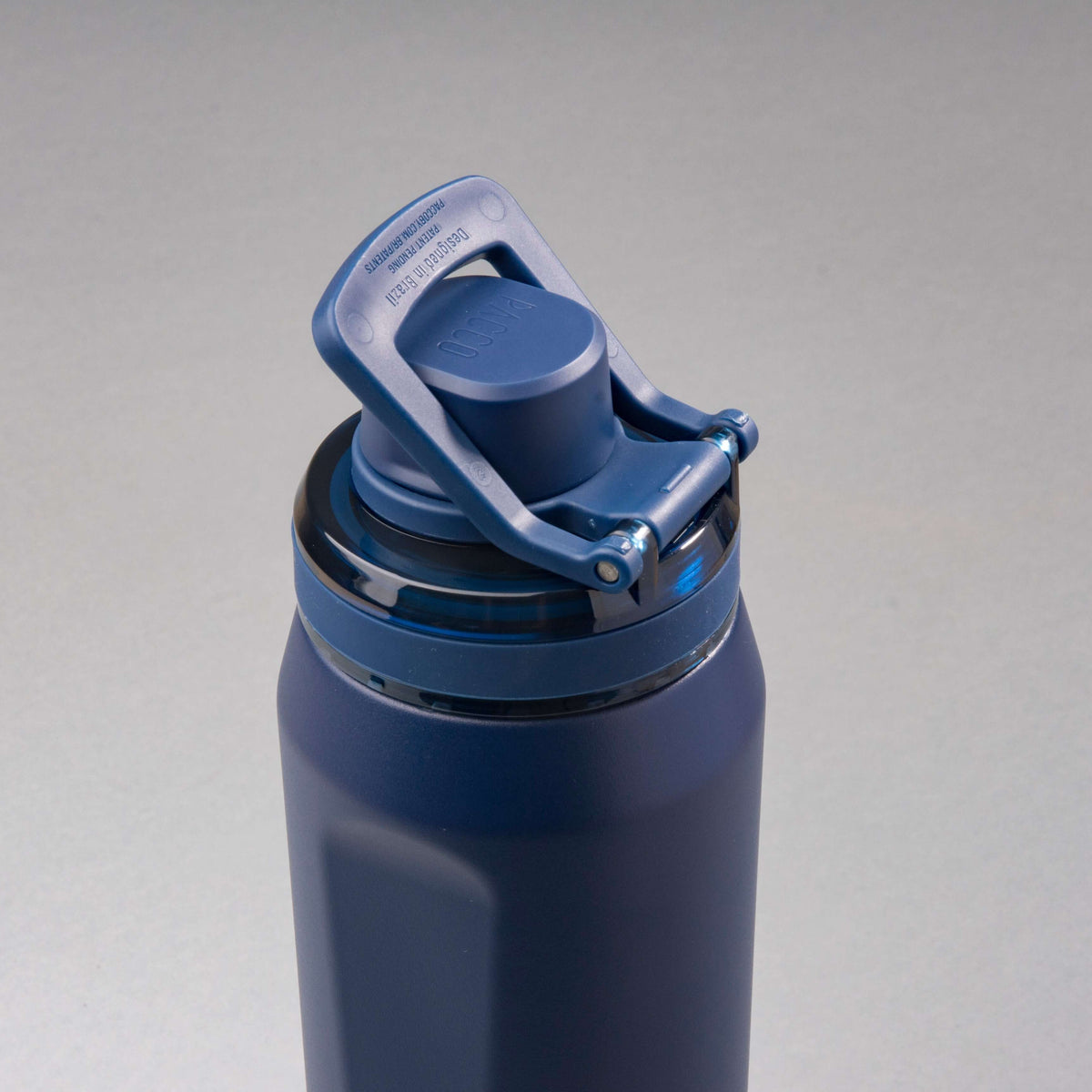 Garrafa Térmica PACCO Vyta 650ml com design elegante e tampa de fácil manuseio, ideal para conservar bebidas por horas.