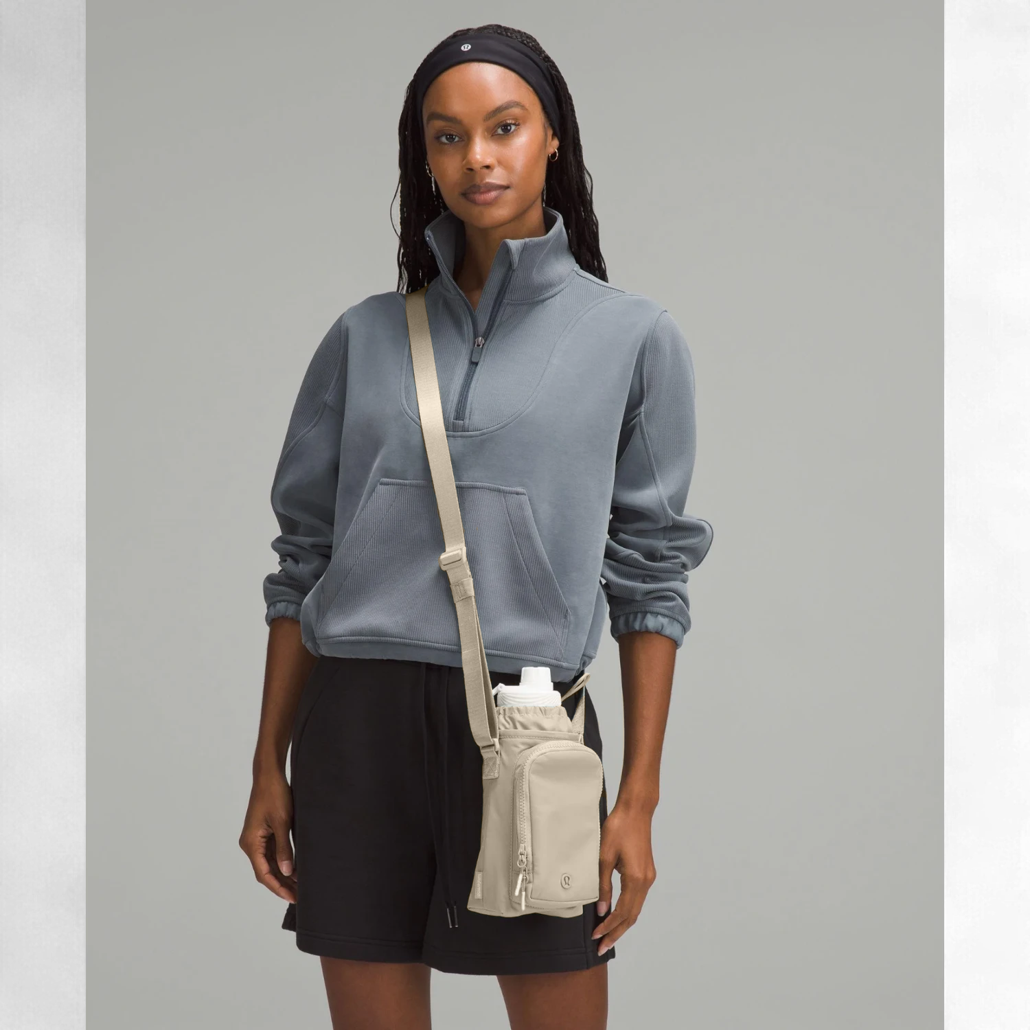 Mulher usando Bolsa para Garrafa Térmica - Cross Bottle Lululemon em ambiente casual.