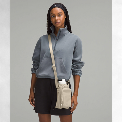 Mulher usando Bolsa para Garrafa Térmica - Cross Bottle Lululemon em ambiente casual.