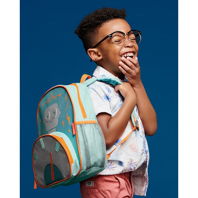 Mochila Infantil Spark Skip Hop Robô, em uso por uma pessoa