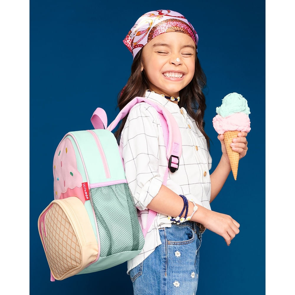 Mochila Infantil Spark Skip Hop Sorvete, em uso por uma pessoa