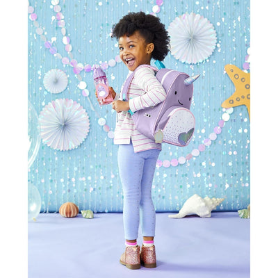 Mochila Infantil Zoo Skip Hop Baleia, em uso por uma pessoa