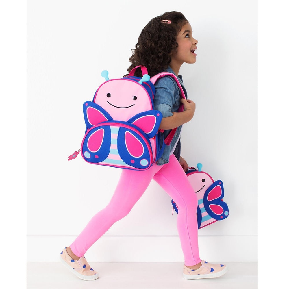 Mochila Infantil Zoo Skip Hop Borboleta, em uso por uma pessoa