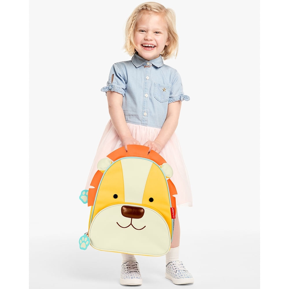 Mochila Infantil Zoo Skip Hop Leão, em uso por uma pessoa