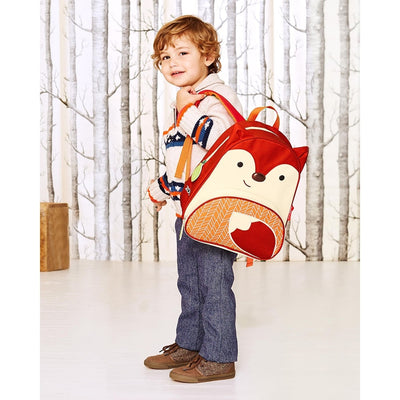 Mochila Infantil Zoo Skip Hop Raposa, em uso por uma pessoa