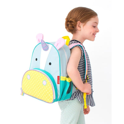 Mochila Infantil Zoo Skip Hop Unicórnio, em uso por uma pessoa