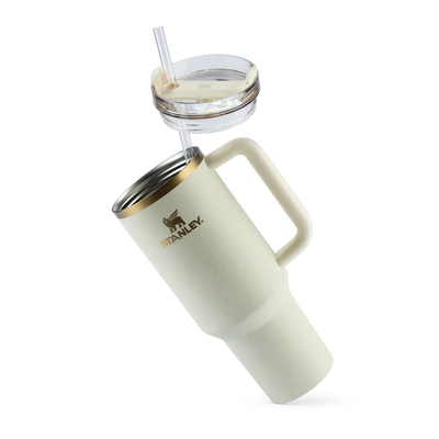 Copo Quencher Stanley 1,18L em aço inox reciclado com design ergonômico, ideal para hidratação em academia, escritório e viagens.