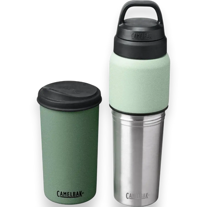 Garrafa Térmica Camelbak MultiBev 650ml com copo destacável, ideal para bebidas quentes e frias, em aço inoxidável 18/8, cor verde.