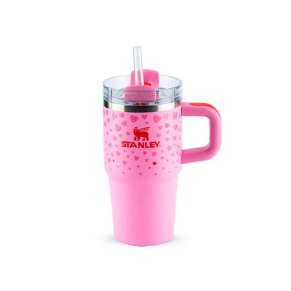 Copo Quencher com alça Stanley | 591ml rosa com estampa de corações, alça ergonômica e canudo reutilizável para hidratação prática.