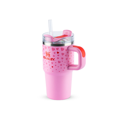 Copo Quencher com alça Stanley | 591ml em rosa com padrões de corações e canudo reutilizável.