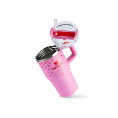 Copo Quencher com alça Stanley | 591ml em design rosa com canudo reutilizável e isolamento a vácuo de parede dupla.