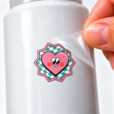 Coração Retrô — sticker UV DTF individual com verniz — detalhe de aplicação
