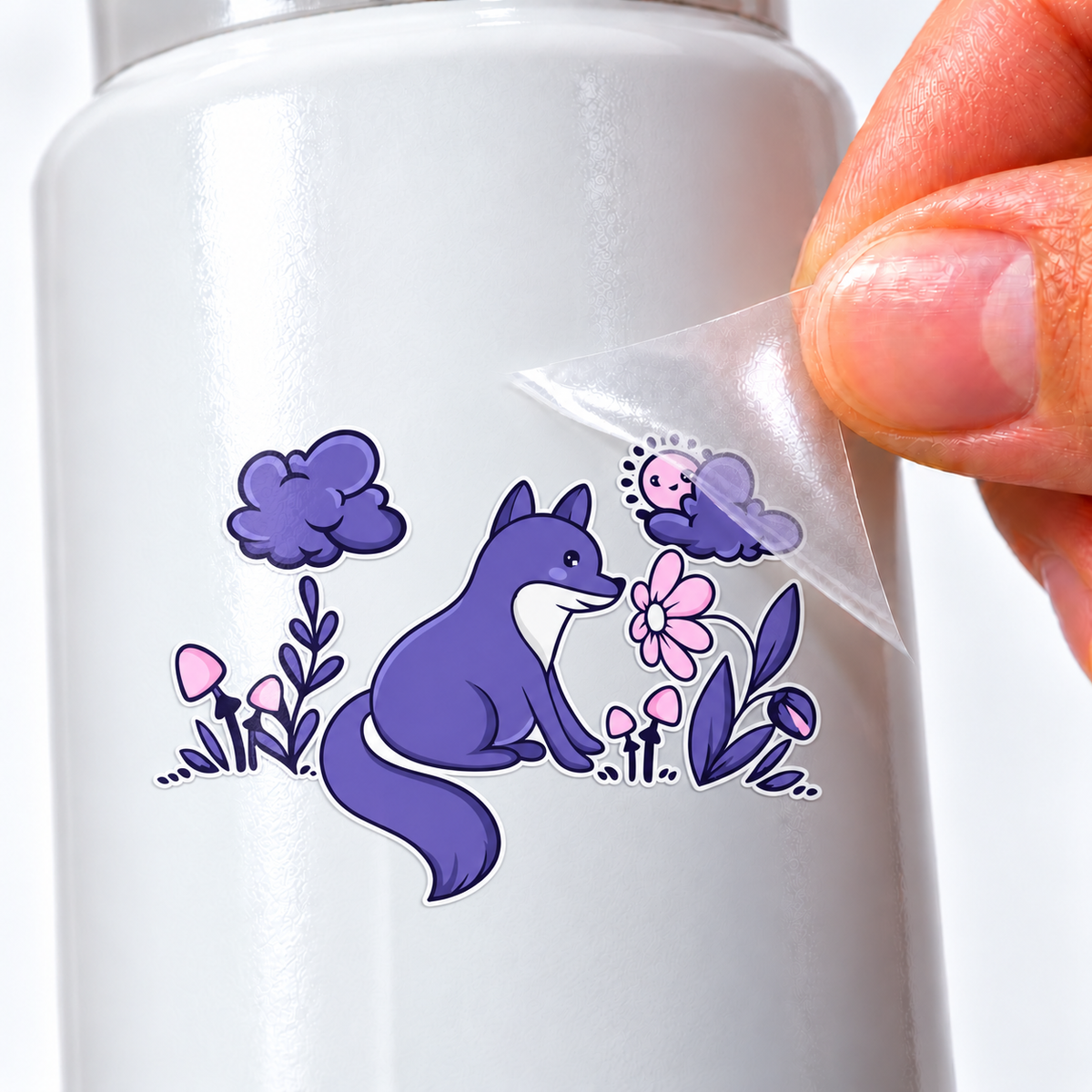 Raposa Lilás — sticker UV DTF individual com verniz — detalhe de aplicação