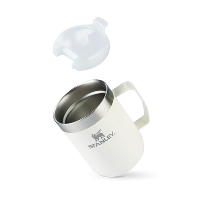 Caneca Camp Mug Stanley 236ml branca com tampa removível, isolamento a vácuo para manter bebidas quentes ou frias por até 10 horas.