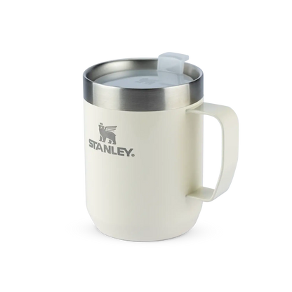Caneca Camp Mug Stanley 236ml com isolamento a vácuo de parede dupla para bebidas quentes e frias, branca e prática para uso diário.