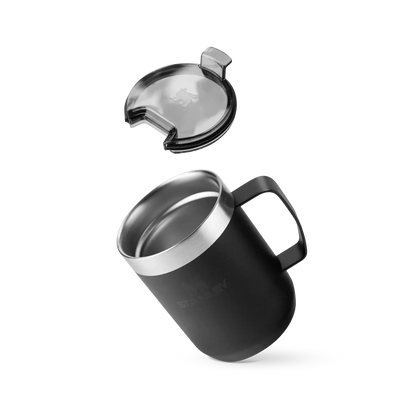 Caneca Camp Mug Stanley 236ml com isolamento a vácuo, design compacto e tampa removível