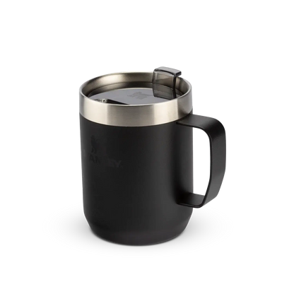 Caneca Camp Mug Stanley 236ml preta com isolamento a vácuo para manter bebida quente ou fria, ideal para uso diário.