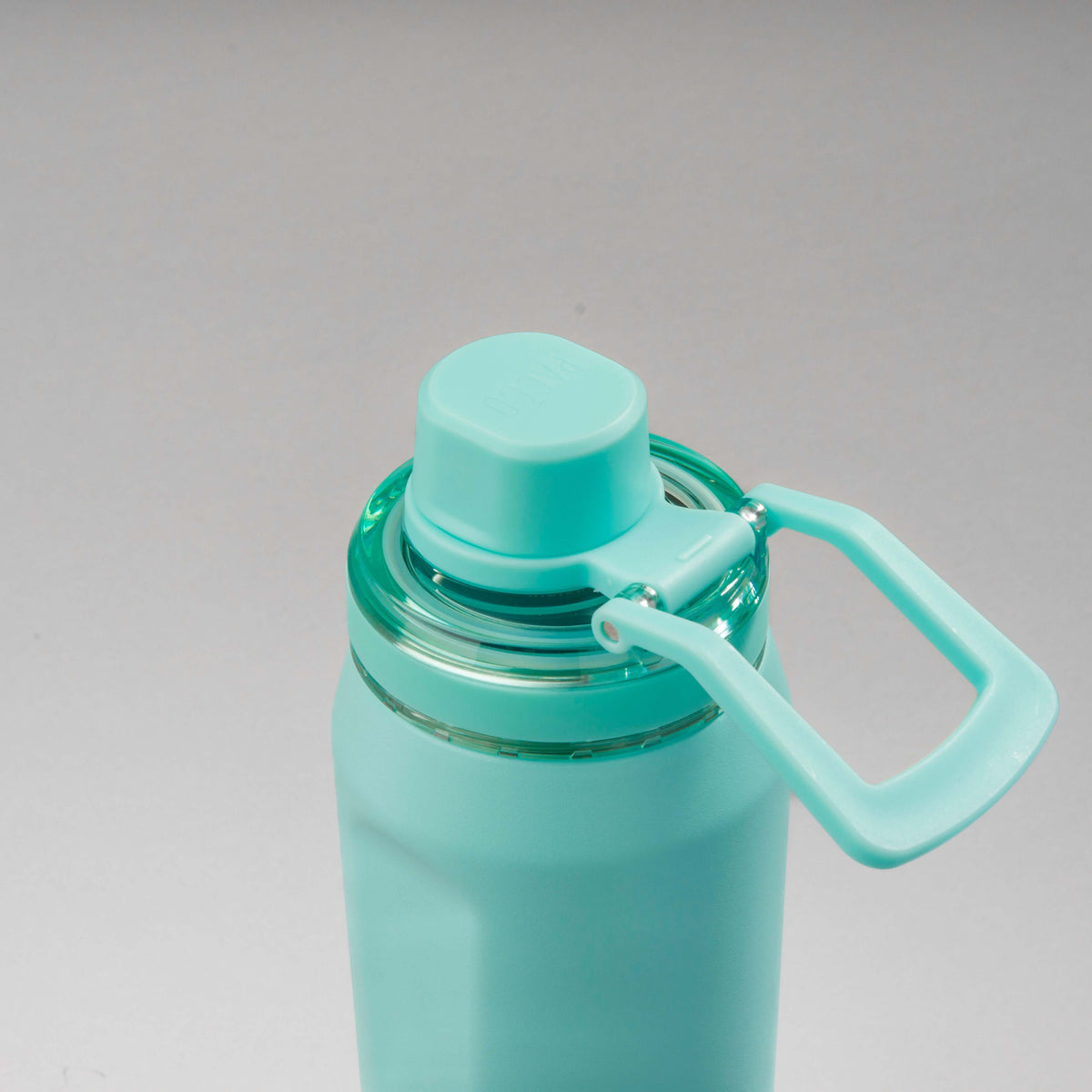 Garrafa Térmica PACCO Vyta 650ml em aço inoxidável, tampa azul claro e design moderno, destacando alta durabilidade e praticidade.