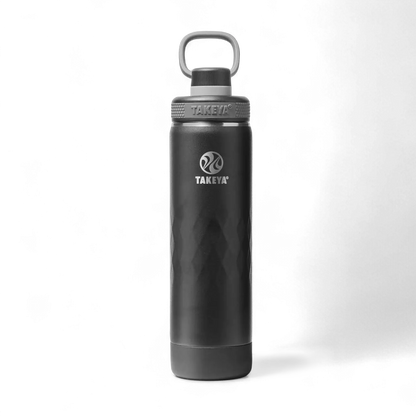 Garrafa Térmica Takeya 650ml Spout Lid Sport preta, mantém bebida quente por 14h e fria por 36h, ideal para atividades ao ar livre.