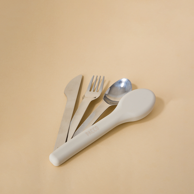 Kit de Talheres Pacco PocketSet em aço inoxidável com estojo de silicone sobre fundo bege.