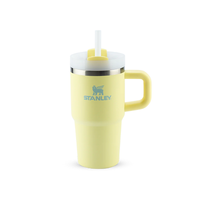 Copo Quencher com alça Stanley | 591ml em amarelo, com canudo reutilizável e alça ergonômica para hidratação eficiente.