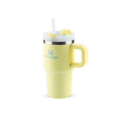 Copo Quencher com alça Stanley | 591ml em amarelo com canudo reutilizável e isolamento térmico para bebidas frias.