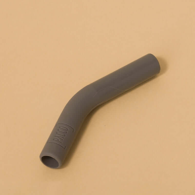 Ponteira de Silicone Eco Canudo PACCO cinza em fundo marrom